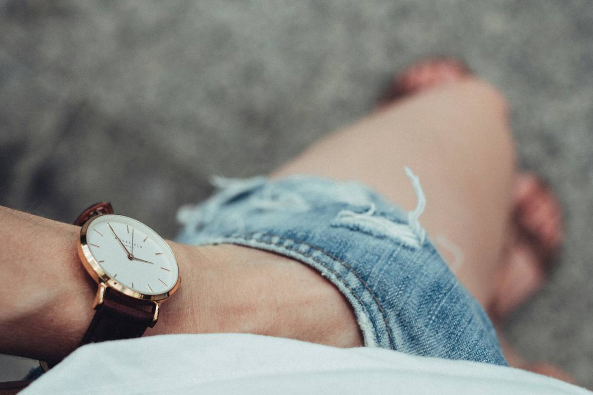 Woman wearing latest trending ladies watches with minimalist rose gold design and interchangeable strap